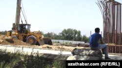 Türkmenistanly gurluşyk işçisi. Illýustrasiýa suraty. Arhiwden alyndy. 