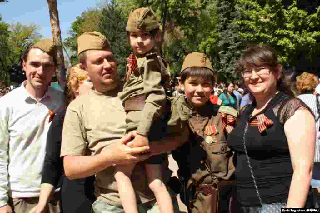 Семья с георгиевскими ленточками на груди празднует День Победы. Алматы, 9 мая 2014 года.