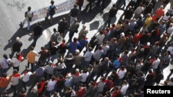 تظاهرات معترضان به سیاست‌های اقتصادی دولت یونان در آتن در اکتبر سال ۲۰۱۲