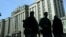 Сотрудники полиции возле здания Госдумы в Москве, сентябрь 2024 года