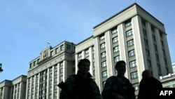 Москвада полициячылар Мамлекеттик Думанын алдынан өтүп баратканы тартылган сүрөт. 24-сентябрь, 2024-жыл. 