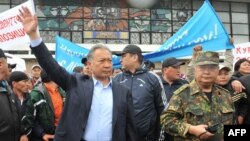 Апрель окуясында бийликтен кулатылган Курманбек Бакиев Оштогу митингде. 15-апрель, 2010-жыл.