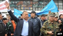 Курманбек жана Жаныш Бакиевдер бийликтен кулатылгандан кийин Ош шаарындагы митингде. 15-апрель, 2010.  