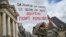 Удзельнік пратэстаў супраць перамогі ўльтраправых, чэрвень 2024 