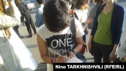 По словам организаторов, к проведению акции их подвигли недавние события, которые в очередной раз свидетельствуют об уязвимости женщины в грузинском обществе