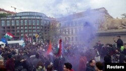 Протестувальники на демонстрації після того, як парламент Угорщини проголосував за поправки до Конституції, спрямовані на ЛГБТ-спільноту, Будапешт, Угорщина, 14 квітня 2025 року