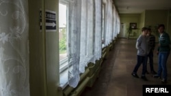 Вказівник бомбосховища в одній зі шкіл міста Рубіжне. 16 травня 2017 року