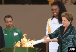 دیلما روسف رییس جمهور معلق شده برزیل و مشعل المپیک