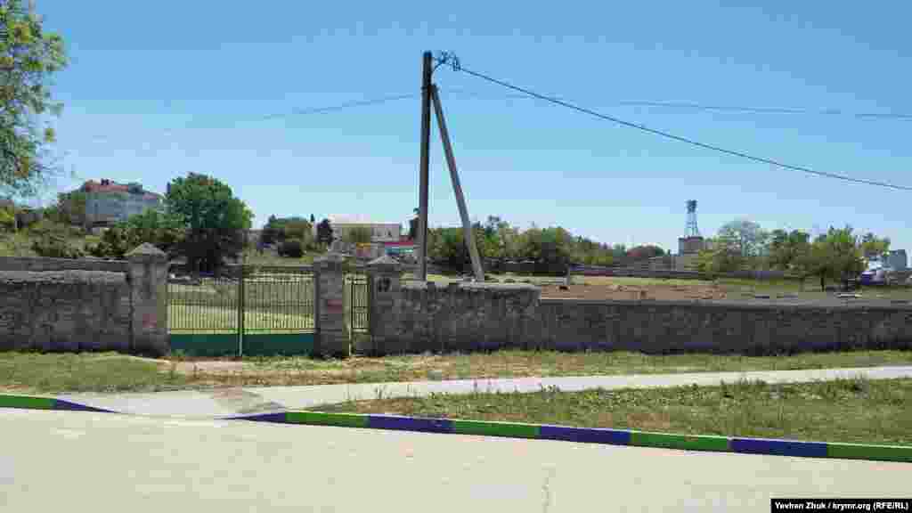 У 1856 році міська влада ухвалила рішення про розміщення єврейського, караїмського і магометанського цвинтарів у Цвинтарній балці на північно-західному схилі Рудольфової гори. У ті часи це розташування було далеко за межами міста. Зараз караїмський цвинтар розташований ближче до вулиці Пожарова, єврейський &ndash; відразу за ним. На фото: вхід на караїмський цвинтар із боку вулиці Пожарова