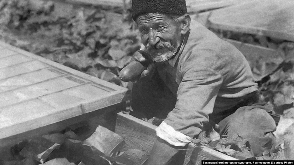 Bostancı, 1930 seneleri. Qırımda iklim sebebinden bostan işleri büyük olmasa da, sebzeler evde qullanılğan edi. Qırımtatar aşlarında lahana, hıyar ya havuç çoq qullanıla. Sebzeler etli şorbada da qullanıla