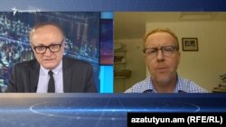 Директор Армянской службы РСЕ/РС Грайр Тамразян берет интервью у профессора Филипа Лича, 26 мая 2020 г. 