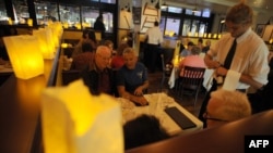 رستورانی در لس‌آنجلس در خلال مدت زمان موسوم به «ساعت زمین»