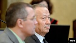 «Нұрбанк» ісі бойынша сотта айып тағылған ҰҚК бұрынғы төрағасы Әлнұр Мұсаев (оң жақта) пен бұрынғы ҰҚК офицері Вадим Кошляк Вена сотында.  14 сәуір 2015 жыл.