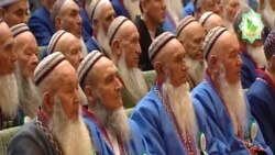 Berdimuhamedow iki palataly parlament ulgamyna geçmegi teklip edýär, synçylar muny “nobatdaky gözboýagçylyk” atlandyrýar