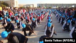 Қала тұрғындары "Қаражорға" билеп жатыр. Атырау, 2 қазан. 2010 жыл.  