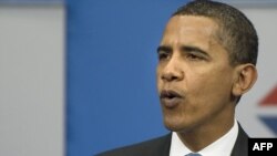 باراک اوباما به هنگام ايراد سخنرانی در مراسم فارغ‌التحصيلی دانشجويان مدرسه اقتصاد مسکو، سه‌شنبه ۱۶ تير ۱۳۸۸ 