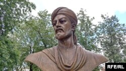 Minsk. Alyşir Nowaýynyň heýkeli