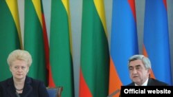 Armenia -- President Serzh Sarkisian (R) and his visiting Lithuanian counterpart, Dalia Grybauskaite, at a joint news conference in Yerevan, 4May2011.