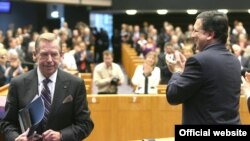 Чехиянын мурдакы президенти Васлав Гавел(солдо)  Европарламентте Борбордук жана Чыгыш Европадагы демократиялык өзгөрүүлөрдүн 20 жылдыгына байланыштуу доклад жасагандан кийин. 11-няоюбрь 2009