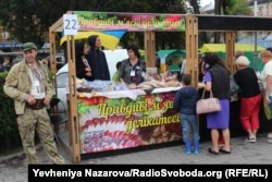 Учасники фестивалю – родина Мотричів від початку війни допомагає українським військовим. Наталя Мотрич каже: «Скільки йтиме війна, стільки і треба буде допомагати нашим воїнам»