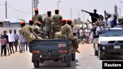 از صبح پنج‌شنبه نیروهای ارتش و مأموران امنیتی در خیابان‌های خارطوم و به ویژه در مناطق حساس این شهر مستقر شدند.