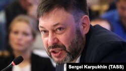 Головний редактор «РИА Новости-Украина» Кирило Вишинський був затриманий 15 травня 2018 року за підозрою в державній зраді