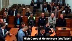 На цьому відеокадрі 2019 року підсудні під час винесення первісного вироку, який так і не набув чинності і нині скасований