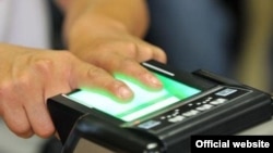 Манжа изин каттап, идентификациялоо учуру. Кыргызстан. 2014-жыл. Иллюстрациялык сүрөт.