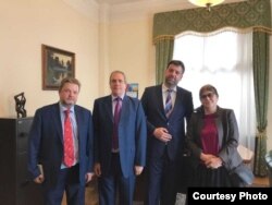 Члены рабочей группы по возвращению россиянок: сенатор Зияд Сабсаби (второй слева) и член СПЧ Хеда Саратова (крайняя справа)