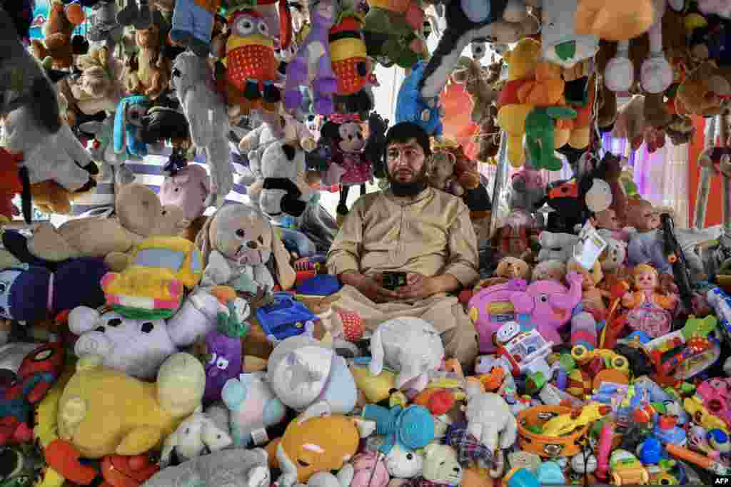 Мазари-Шарифтин базарында оюнчук сатып отурган ооган соодагери. 