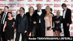 Премьера была подготовлена очень тщательно: пригласительные, списки почетных гостей, красная дорожка у входа в кинотеатр