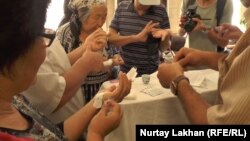 Отправители письма у филиала президентской партии «Нур Отан». Алматы, 29 августа 2016 года.