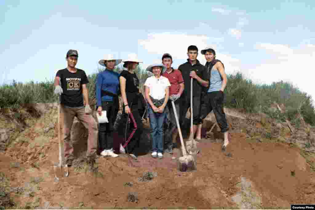 Кочкор-Башы: "Төрт-Күл" шаар чалдыбарын казууга катышкан студенттер.  - Нарын облусунун Кочкор өрөөнүндөгү Кум-Дөбө айылындагы байыркы Кочкор-Башы шаарынын ордунда ("Төрт-Күл" чалдыбарында) археологиялык казуу иштерине катышкан КУУнун студенттери. Археолог Ороз Солтобаев "Азаттыкка" берген сүрөт. 01.7.2011.  