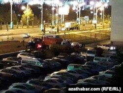 Aşgabadyň "10 ýyl abadançylyk" köçesiniň ugrundaky Parahat etrapçasynda kommunal edaranyň işgärleri suw turbalaryny bejerýär. 9-njy oktýabr, 2018 ý.