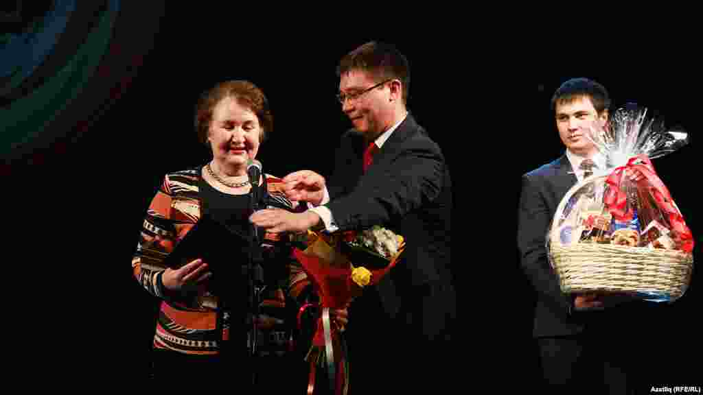 Камалда &quot;Тантана&quot; бүләкләү тамашасы