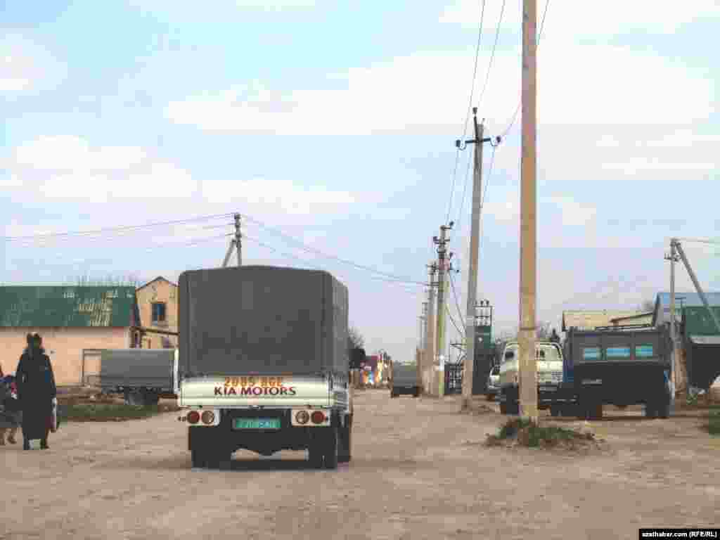 Çoganlynyň ýaşaýjylary öz jaýlaryny degişlilikde arzan bahadan satýarlar. 3-4 otagly ýaşaýyş jaýlary 2 müň çemesi dollara satylýar.