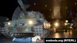 Отатурк аэропортида бир шахс танк йўлига ётиб олди