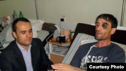 Иззат Амон и избитый таджикский мигрант в одной из московских больниц. Архивное фото