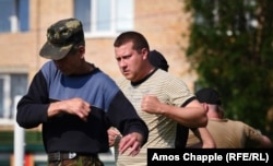 27 травня 2017 року. Бахмут, Донецька область. Стадіон «Авангард». Юрій Зиков з активістами блокади роблять ранкову розминку. Автор фото Еймос Чаппл