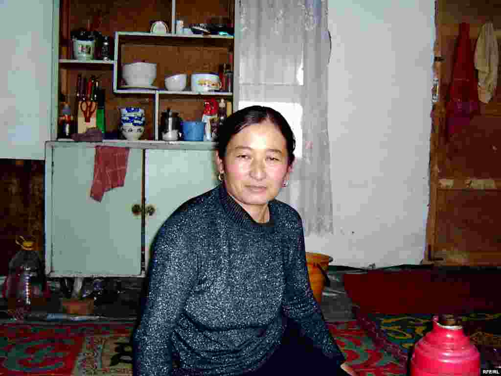 Алданып қалған көптің бірі - Күлшат Әбинұр. Алаяқтар 1 мың долларға оған жер учаскесінің құжатын сатқан. - Алданып қалған көптің бірі - Күлшат Әбинұр. Алаяқтар 1 мың долларға оған жер учаскесінің құжатын сатқан. Кириллица әрпін танымайтын оралмандар жалған құжатта не жазылғанын оқып, ажырата да алмайды.  