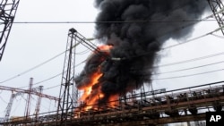 Західні посадовці попередили уряд України, що політичний тиск в енергетиці може зашкодити підтримці енергетичної безпеки України. Архівне фото: полум'я і дим на енергооб'єкті після російської атаки в Харкові, березень 2024 року