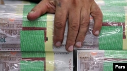 رشد شتابان نقدينگی در ايران طی چند سال اخير با تزريق انبوه دلارهای نفتی در شريان های اقتصادی، آهنگی سريع تر يافته است. (عکس: فارس)