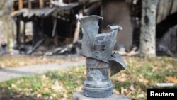 Залишки снаряду біля зруйнованої будівелі у Донецьку, 21 жовтня 2014 року