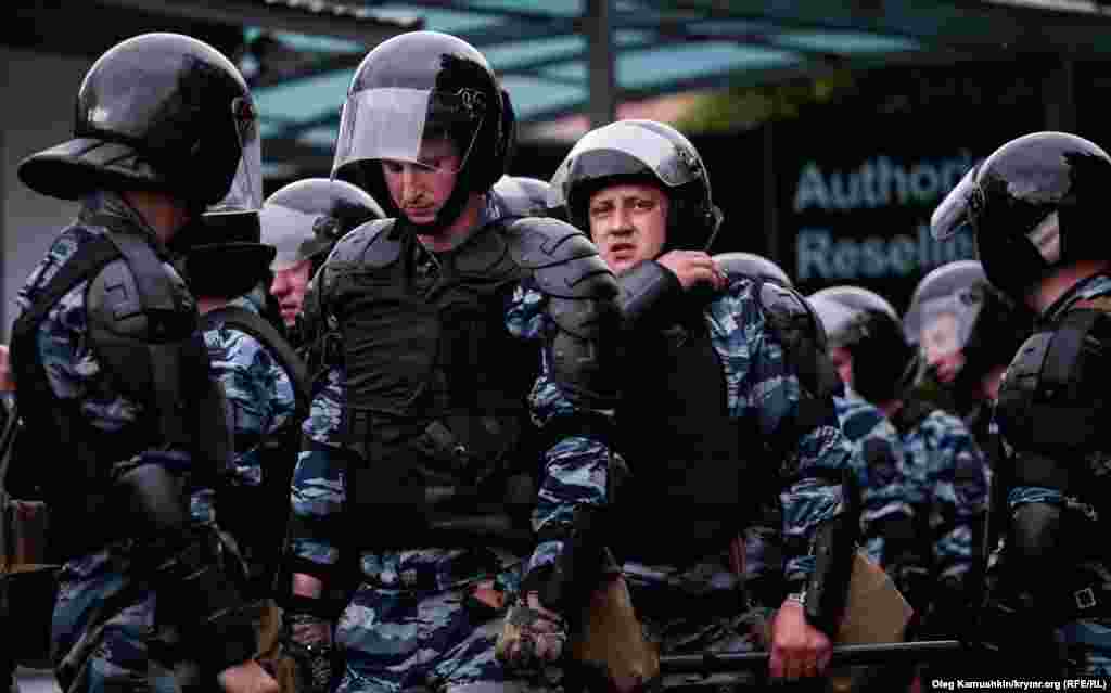 Акмәчет урамында ОМОН көчләре