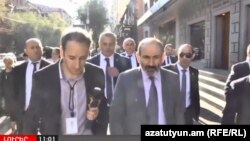 И. о. премьер-министра Армении Никол Пашинян (справа) беседует с корреспондентом Радио Азатутюн, Ереван, 17 октября 2018 г. 