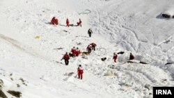 مأموران نجات در جست‌وجوی جسد کوهنوردان