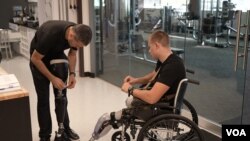 Протезист Яків Градінар змінює налаштування у протезі Радослава під час реабілітації в клініці Protez Foundation, Міннесота