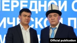 Лидер партии «Ата-Журт Кыргызстан» Айбек Маткеримов и председатель ГКНБ Камчыбек Ташиев. Фото сделано в 2020 году на съезде партии «Мекенчил» перед парламентскими выборами. 