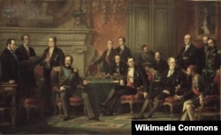 Луи-Эдуард Дюбюф. Парижская мирная конференция. 1856 Слева направо: Камилло Бенсо ди Кавур (Сардиния), лорд Каули (Великобритания), Карл Фердинанд фон Буоль-Шауэнштейн (Австрия), граф Алексей Орлов (Россия), Франсуа-Адольф де Буркенэ (Франция), барон Александер фон Гюбнер (Австрия), Отто фон Мантейфель (Пруссия), Александр Колонна-Валевский (Франция), Мехмед Джемиль-бей (Турция), граф Бенедетти (Франция), лорд Кларендон (Великобритания), Филипп Бруннов (Россия), Мехмед Аали-паша (Турция), граф Гацфельд (Пруссия), маркиз де Вилламарина (Сардиния).