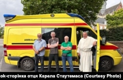 Отець Карел Стаутемас і скаути Абатства Грімберген готуються до відправки карети швидкої допомоги на Чернігівщину. Бельгія, липень 2024 року